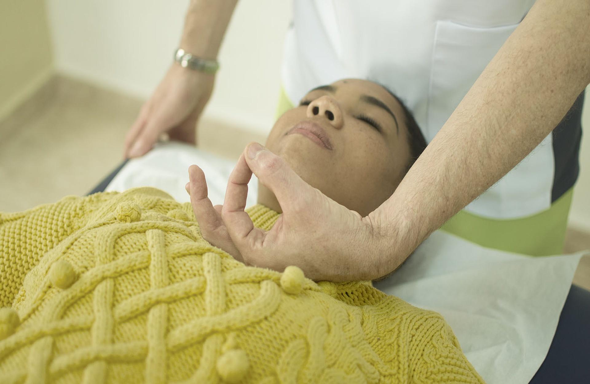 Kinesiomed, terapia de desbloqueo emocional con kinesiología en La Jana.
